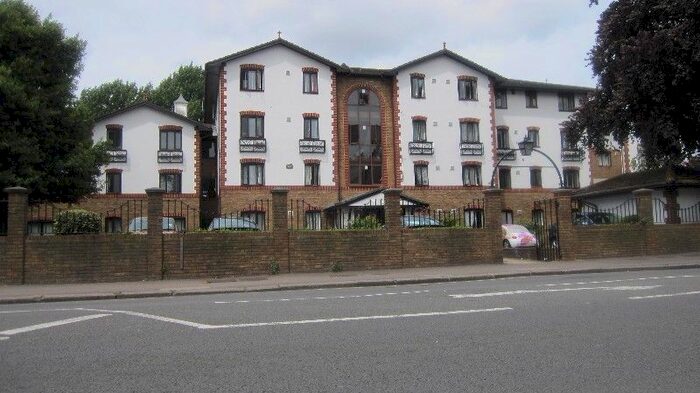 1 Bedroom Flat To Rent In The Beeches, Lampton Road, Hounslow, Middlesex, TW3