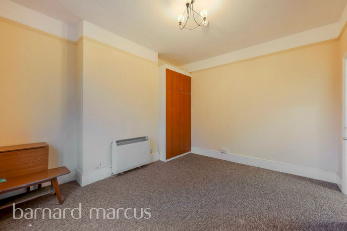 Flat To Rent In Essenden Road, South Croydon, CR2