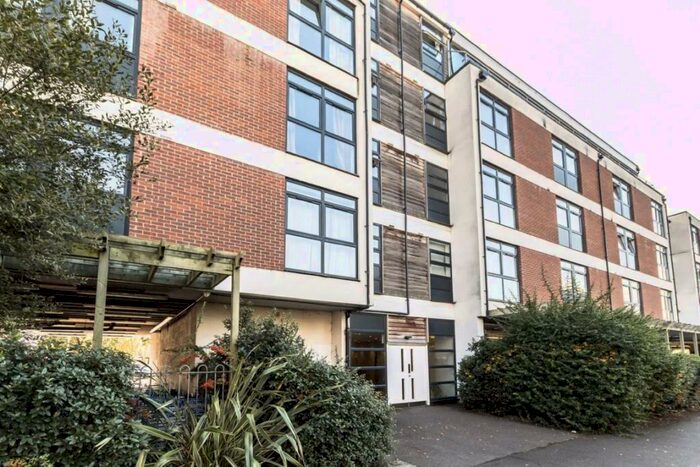 2 Bedroom Flat To Rent In Victoria Avenue, West Molesey, KT8