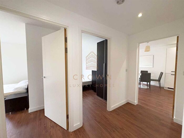 2 Bedroom Flat To Rent In Blondin Way, London, SE16