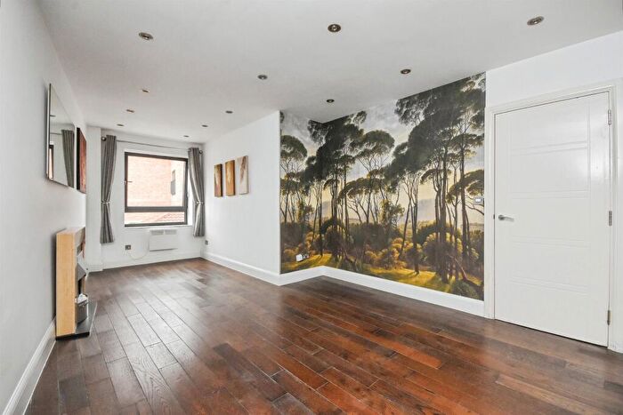 1 Bedroom Flat For Sale In High Street, Brentwood, CM14