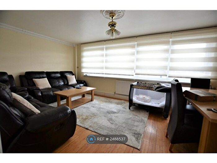3 Bedroom Flat To Rent In Hereford House, London, N18