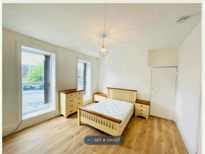 Studio To Rent In Edgware Road, London W2