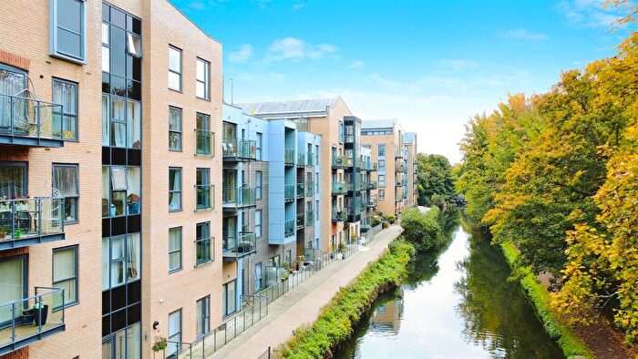 2 Bedroom Flat For Sale In Nash Mills Wharf, Hemel Hempstead, HP3