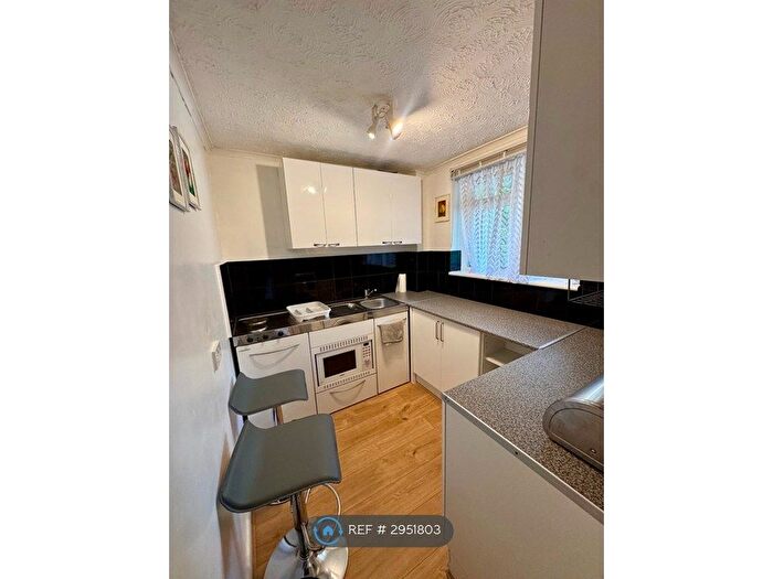 1 Bedroom Flat To Rent In Kings Road, Chatham, ME5
