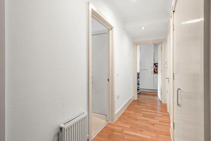 2 Bedroom Flat For Sale In Cawnpore Street, London, SE19