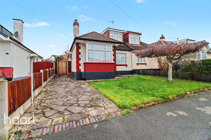 3 Bedroom Semi Detached House For Sale In Irvington Close, Essex, SS9