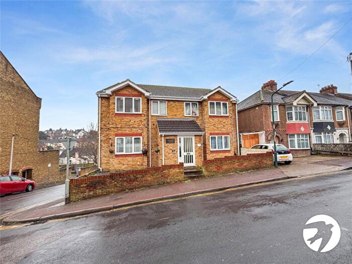 1 Bedroom Flat To Rent In Rochester Street, Chatham, Kent, ME4