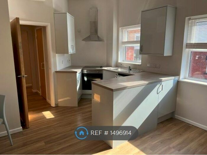 2 Bedroom Flat To Rent In Highbury Lane, Leeds, LS6