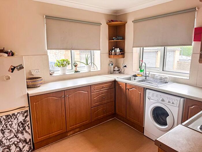 2 Bedroom Flat For Sale In Wingfield Road, Trowbridge, BA14
