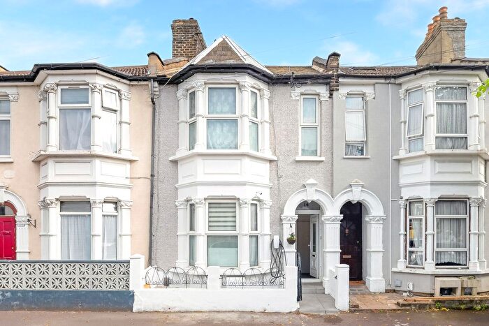 3 Bedroom Flat For Sale In Washington Avenue, London, E12