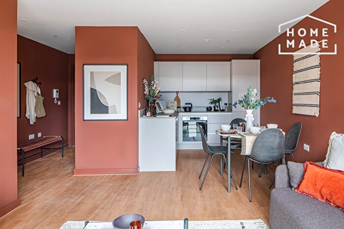 3 Bedroom Flat To Rent In The Goodsyard, B18