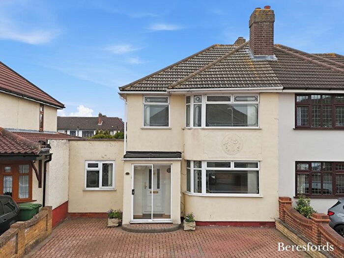 3 Bedroom Semi Detached House For Sale In Windermere Avenue, Hornchurch, RM12