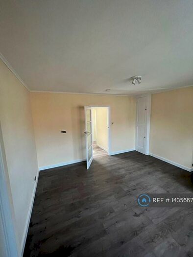 Studio To Rent In Amersham Avenue, London, N18