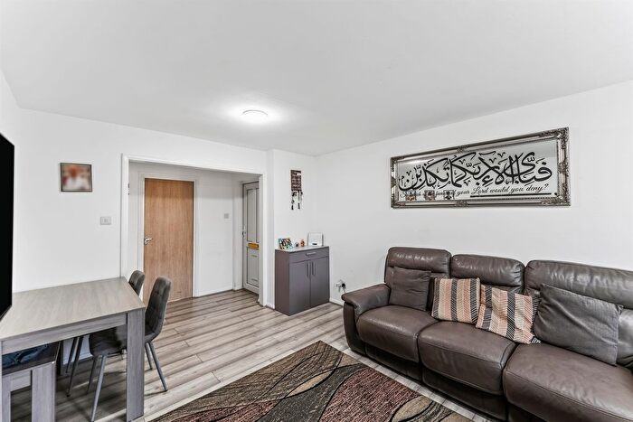 2 Bedroom Flat For Sale In Bishopsford Road, Morden, SM4