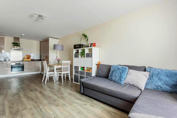 2 Bedroom Flat To Rent In Fleming Place, Bracknell, RG12