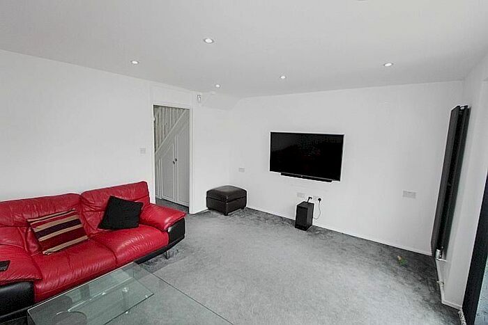 3 Bedroom Maisonette To Rent In Harlech Gardens, Hounslow, TW5