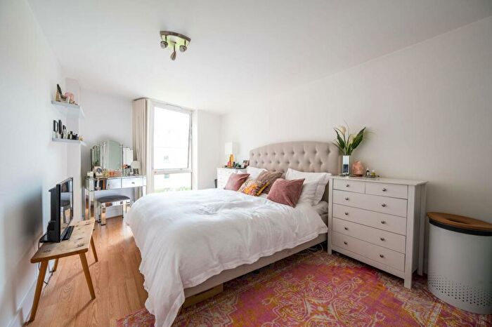 2 Bedroom Flat For Sale In Graham Street, Angel, London, N1