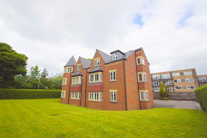 2 Bedroom Flat To Rent In Lime Tree Lodge, Street Lane, Leeds, LS17