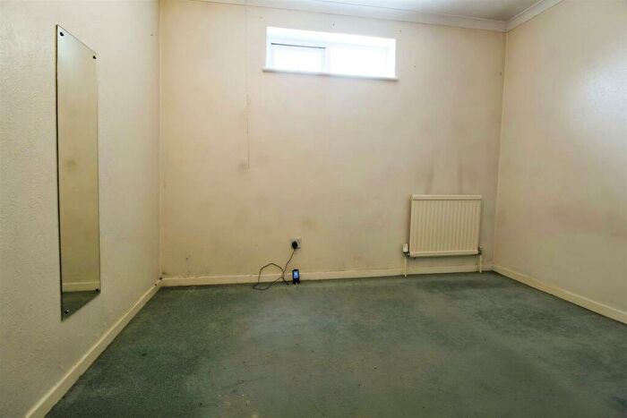 2 Bedroom Semi-Detached Bungalow For Sale In Goldsworthy Way, Slough, SL1