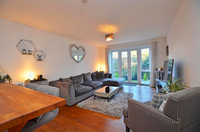 2 Bedroom Flat To Rent In Strawberry Hill Road, Twickenham, TW1