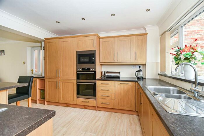 4 Bedroom Detached House For Sale In Canal Side West, Newport, HU15