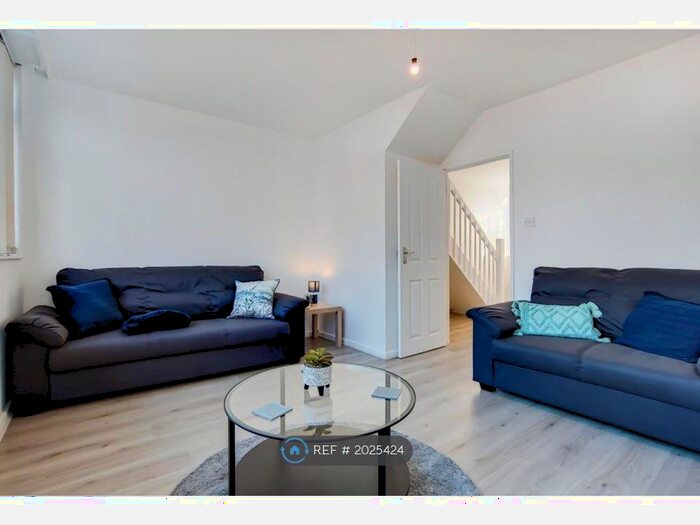 2 Bedroom Maisonette To Rent In Shoreham Close, London, SW18