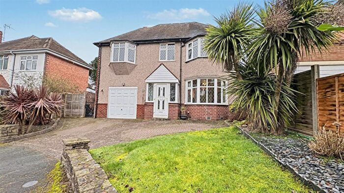 4 Bedroom Detached House For Sale In Leasowes Road, Birmingham, B14