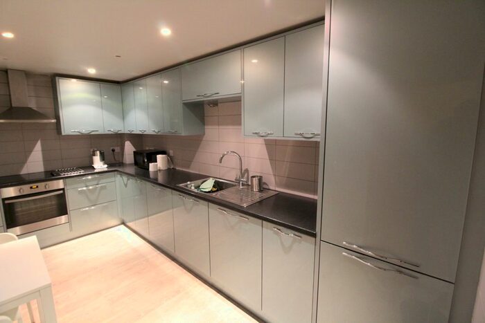 3 Bedroom Flat To Rent In Royal Plaza, Westfield Terrace, Sheffield, S1