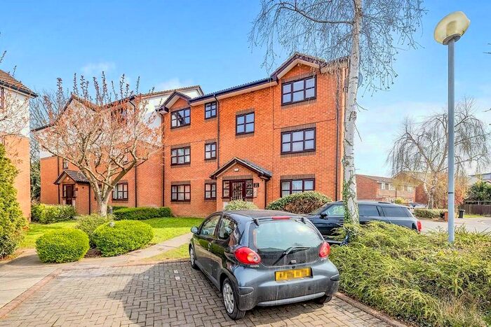 1 Bedroom Flat To Rent In Argyle Court, King Georges Avenue, Watford, Hertfordshire, WD18