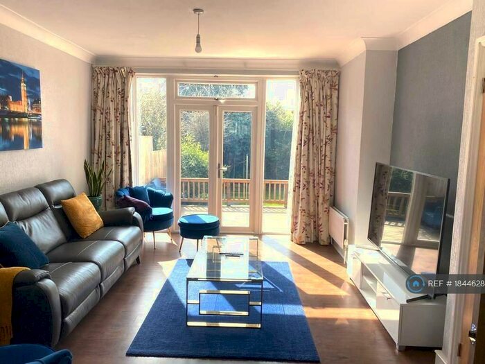 3 Bedroom Semi-Detached House To Rent In Kingsmere Park, London, NW9