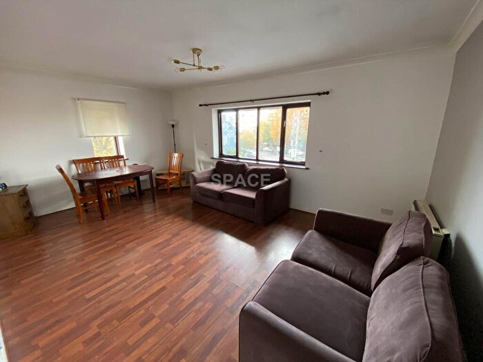 2 Bedroom Flat To Rent In Granby Court, Reading, RG1