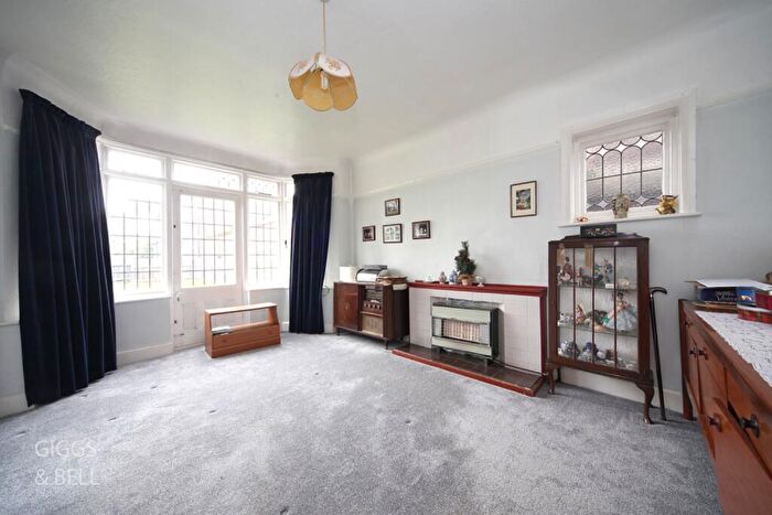 4 Bedroom Detached House For Sale In Montrose Avenue, Luton, Bedfordshire, LU3