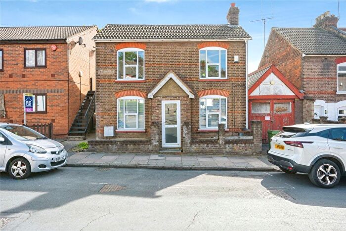 4 Bedroom Detached House For Sale In Winsdon Road, Luton, Bedfordshire, LU1
