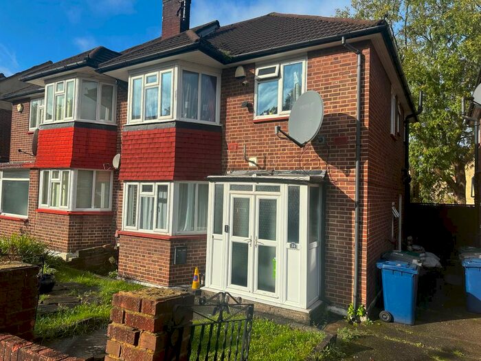 3 Bedroom Semi-Detached House To Rent In Howcroft Crescent, Finchley, London, N3