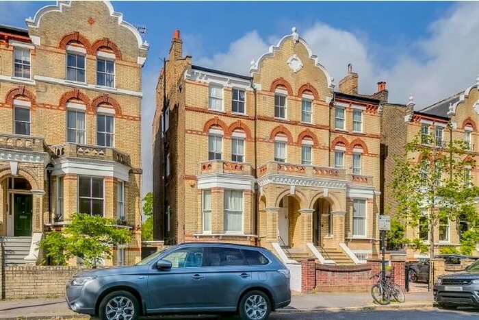 2 Bedroom Flat To Rent In The Chase, London, SW4