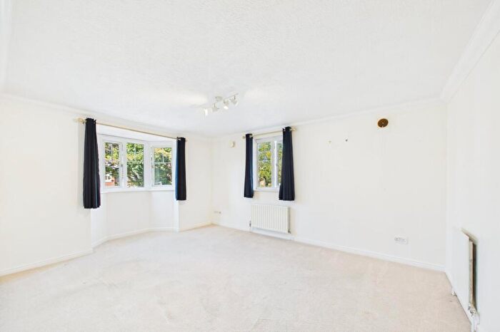 2 Bedroom Flat To Rent In Coachmans Grove, Sandhurst, Berkshire, GU47
