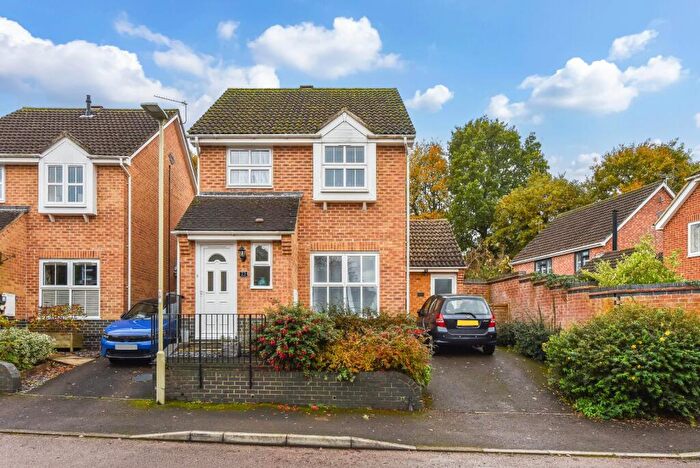 3 Bedroom Link Detached House For Sale In Kennet Road, Petersfield, Hampshire, GU31