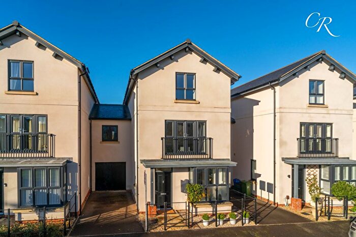 4 Bedroom Link Detached House For Sale In Flora Close, Prestbury, GL52