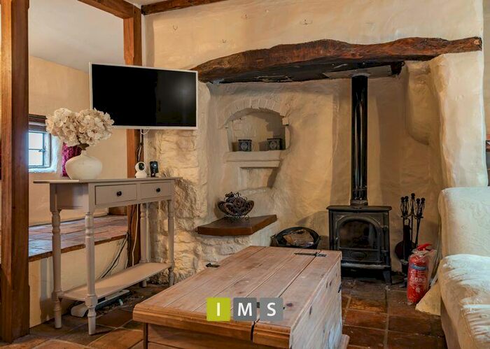 2 Bedroom Cottage To Rent In The College, Bicester, OX27