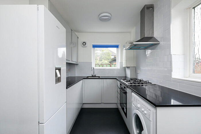 2 Bedroom Apartment To Rent In Kingston Upon Thames, KT2