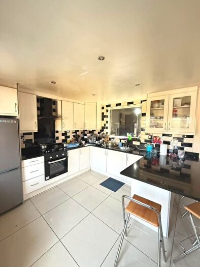 4 Bedroom Semi-Detached House To Rent In Harborough Close, Slough, SL1