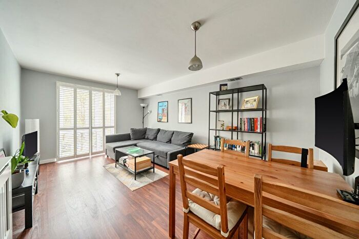 1 Bedroom Flat For Sale In Cedar House, Melliss Avenue, TW9