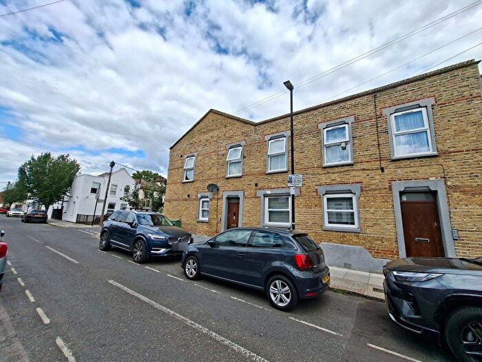 2 Bedroom Flat To Rent In Poynton Road, London, N17