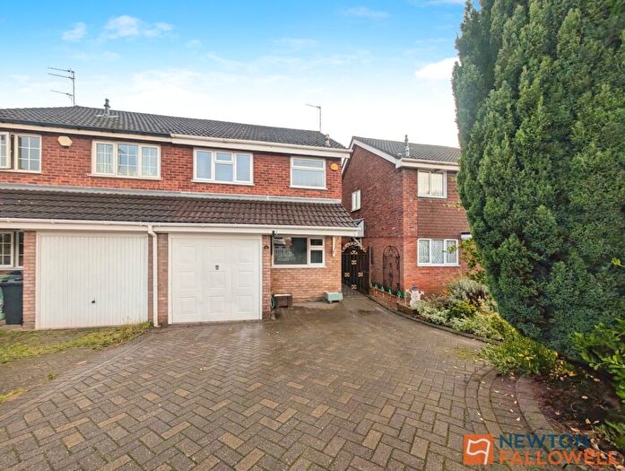 3 Bedroom Semi-Detached House For Sale In Harness Close, Walsall, WS5