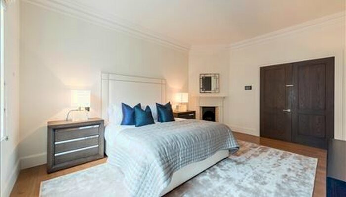 3 Bedroom Flat To Rent In Duke Street, London, W1K