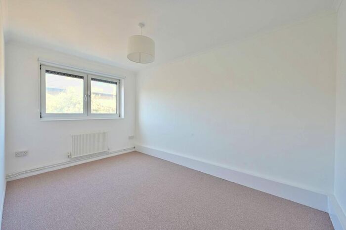 2 Bedroom Flat To Rent In Tilford Gardens, Wandsworth, London, SW19
