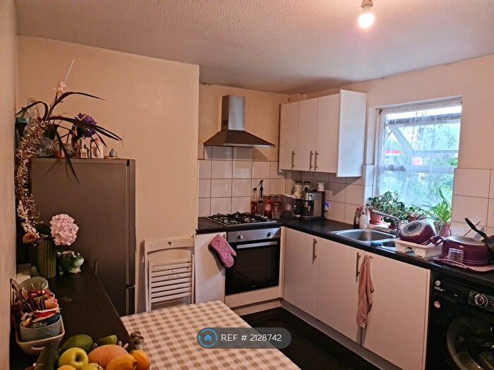 2 Bedroom Flat To Rent In Hope Close, London, SE12