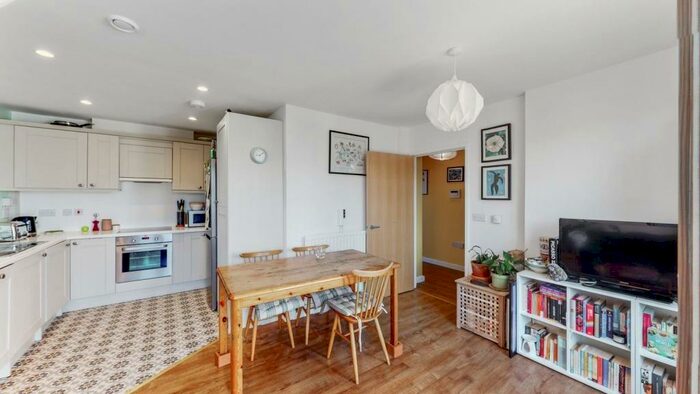 2 Bedroom Apartment To Rent In Parkhouse Court, Hatfield, AL10