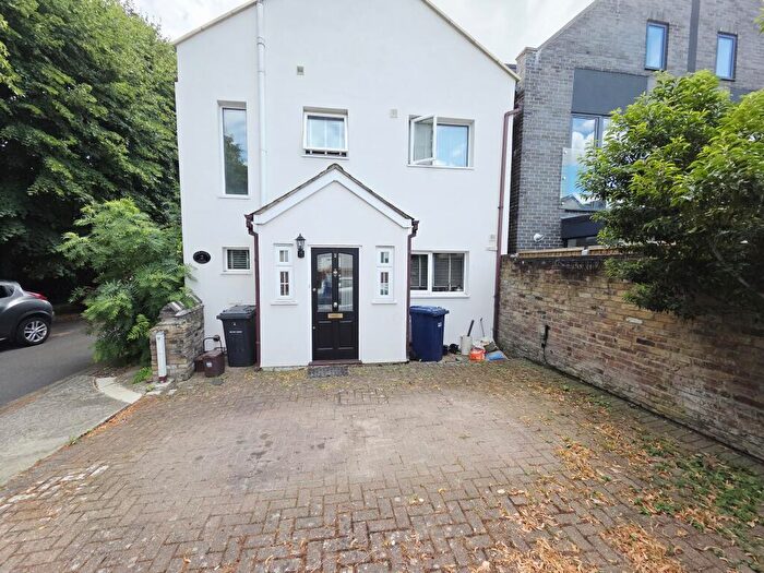 3 Bedroom Detached House To Rent In Alexander Close, Barnet, North London, EN4